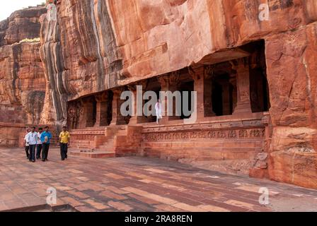 Die Höhle 3, die Vishnu gewidmet ist, ist die größte und aufwendigste in Badami, Karnataka, Südindien, Indien und Asien Stockfoto