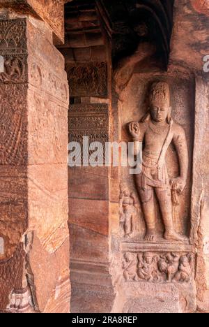 Der Wächter Bas Relief in Höhle 2, Badami, Karnataka, Südindien, Indien, Asien Stockfoto