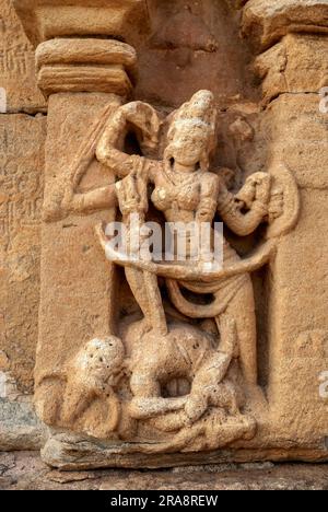 Mahishasuramardini Durga aus dem 8. Jahrhundert trampelt Büffeldämon, Skulptur an der Außenwand des Papanatha-Tempels in Pattadakal, Karnataka, Süden Stockfoto