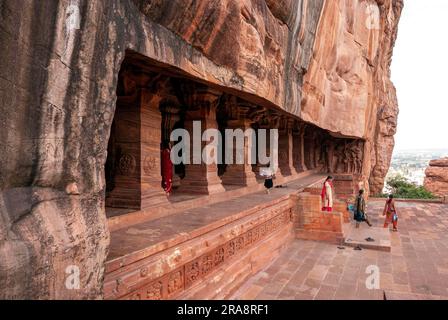 Die Höhle 3, die Vishnu gewidmet ist, ist die größte und aufwendigste in Badami, Karnataka, Südindien, Indien und Asien Stockfoto