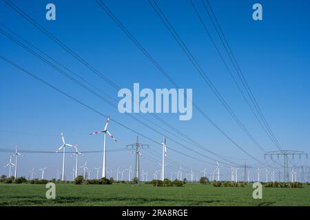 Windturbinen und Stromleitungen in Deutschland Stockfoto