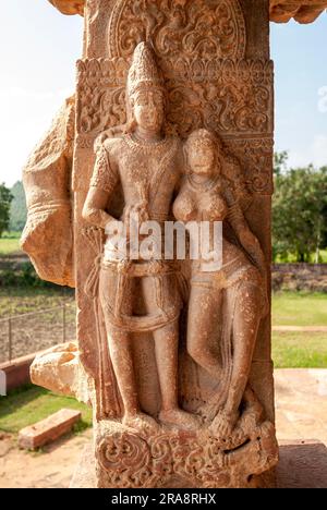 8. Century Divine Pair Skulpturen im Papanatha Tempel in Pattadakal, Karnataka, Südindien, Indien, Asien, Unesco-Weltkulturerbe Stockfoto