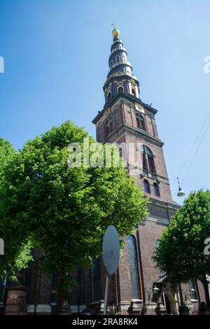 Eine vertikale Schoß der Kirche des Erlösers unter dem blauen Himmel in Kopenhagen, Dänemark, erfasst Stockfoto