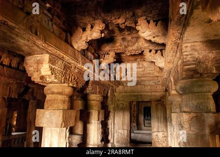 Schnitzereien an der Decke des Papanatha-Tempels in Pattadakal, Karnataka, Südindien, Indien, Asien, Unesco-Weltkulturerbe Stockfoto