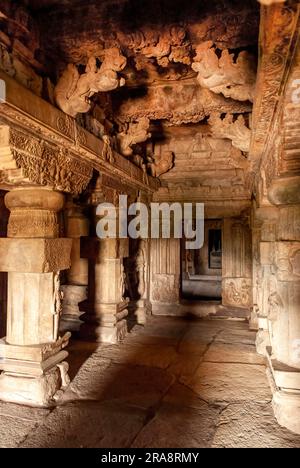 Schnitzereien an der Decke des Papanatha-Tempels in Pattadakal, Karnataka, Südindien, Indien, Asien, Unesco-Weltkulturerbe Stockfoto