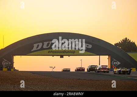 Le Mans, Frankreich. 02. Juli 2023. Plateau 6 in Dunlop, Sonnenaufgang während des Le Mans Classic 2023 vom 1. Bis 3. Juli 2023 auf dem Circuit des 24 Heures du Mans in Le Mans, Frankreich - Photo Paul Vaicle/DPPI Credit: DPPI Media/Alamy Live News Stockfoto