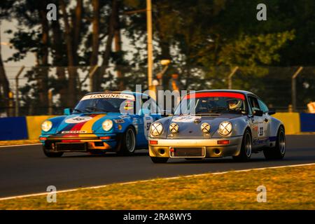 Le Mans, Frankreich. 02. Juli 2023. 33 ROCHE (FRA), EVENSTAD (usa), Porsche 911 Carrera RSR 3,0 1974, 58 OSTMANN (gar), Porsche 930 Turbo 1979, Action während des Le Mans Classic 2023 vom 1. Bis 3. Juli 2023 auf dem Circuit des 24 Heures du Mans, in Le Mans, Frankreich - Foto Paul Vaicle/DPPI Gutschrift: DPPI Media/Alamy Live News Stockfoto