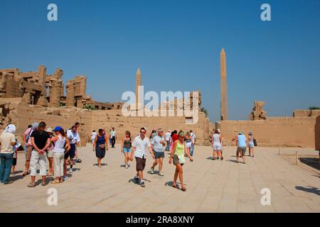 Touristen auf dem Platz, vor dem Obelisken, Karnak, Luxor, Karnak Tempel, Al-Karnak, Ägypten Stockfoto