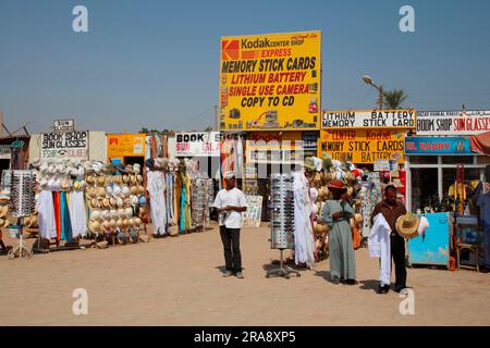 Verkaufsstände und Souvenirläden, im Tempel der Hatschepsut, Luxor, Souvenirladen, Souvenir, Ägypten Stockfoto