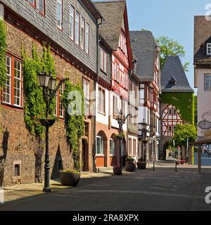 Rathaus mit Fachwerkhäusern und Leonhard-Turm, Stadttor, historische Altstadt, Deutsche Fachwerkstraße, Herborn, Hessen, Deutschland Stockfoto