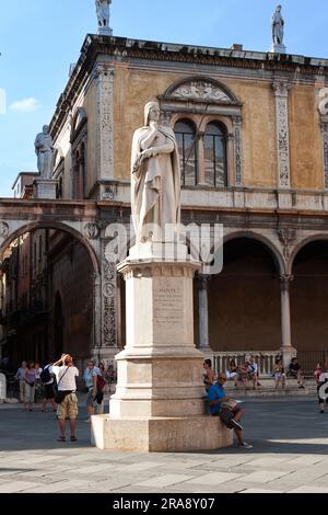 Verona, Italien - 5. August 2009: Statue von Dante Alighieri auf dem Marktplatz in Verona, Italien, Stockfoto