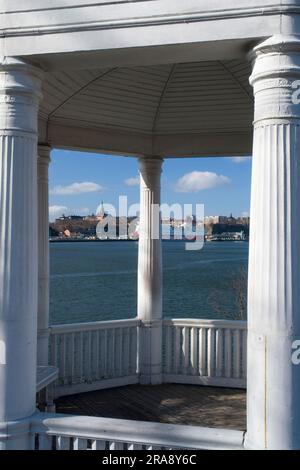 Pavillon, Ostsee, Blick auf das Viertel Soedermalm, an der Saltsjoen Bay, von Waldemarsudde, Djurgarden Halbinsel, Stockholm, Schweden Stockfoto