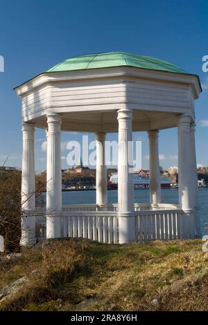 Pavillon, an der Saltsjon Bay, Blick auf Sodermalm, von Waldemarsudde, Djurgarden Halbinsel, Stockholm, Schweden, Soedermalm, Saltsjoen, Ostsee Stockfoto