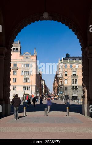 Torbogen am Reichstag, Blick auf die Einkaufsstraße Drottninggatan, Stockholm, Schweden, Riksdagshuset Stockfoto
