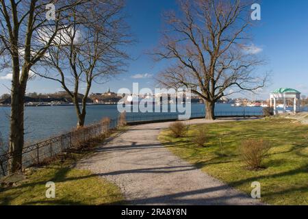 Pfad zum Pavillon, Ostsee, Blick auf Soedermalm, Saltsjoen Bay, Waldemarsudde, Djurgarden Halbinsel, Stockholm, Schweden Stockfoto