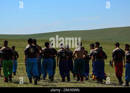 Hulun Buir, Chinas autonome Region der inneren Mongolei. 1. Juli 2023. Junge Wrestler sind in Hulun Buir, Nordchina, der inneren Mongolei Autonomen Region, am 1. Juli 2023 zu sehen. Kredit: Lan Hongguang/Xinhua/Alamy Live News Stockfoto