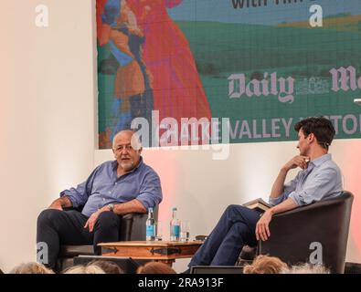 Salisbury, Wiltshire, 02. Juli 2023 Jeremy Bowen, Tim Bouverie in Conversation at the Literary Stage in the Chalke Valley History Credit: Paul Quezada-Neiman/Alamy Live News Stockfoto