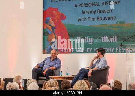 Salisbury, Wiltshire, 02. Juli 2023 Jeremy Bowen, Tim Bouverie in Conversation at the Literary Stage in the Chalke Valley History Credit: Paul Quezada-Neiman/Alamy Live News Stockfoto