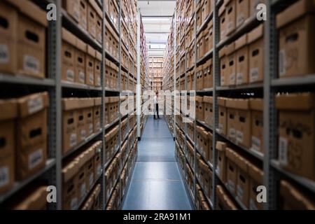 Laurence ward, Head of Digital Services bei den London Metropolitan Archives (LMA), zieht eine Box aus dem Lager der größten historischen Archive in Großbritannien. Mit über 100km Büchern, Karten, Fotografien, Filmen und Dokumenten aus dem Jahr 1067, die in den Strong Rooms aufbewahrt werden, ist das LMA das wichtigste Archiv der lokalen Regierung für den Großraum London, einschließlich der City of London, und das größte County-Plattenbüro in Großbritannien. Foto: Dienstag, 27. Juni 2023. Stockfoto