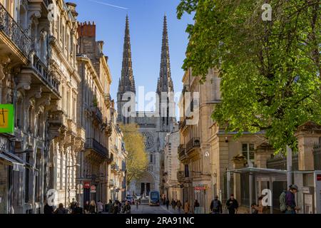 Bordeaux, Frankreich - 4. April 2023: Belebte Straße von Vital Carles mit Blick auf die Kathedrale Saint Andre Stockfoto