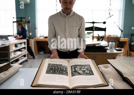 Laurence ward, Head of Digital Services bei den London Metropolitan Archives (LMA), besitzt ein Buch mit einem Zeitschriftenartikel aus The Sketch über das Fußballspiel "der Norden der Frauen gegen den Süden", gespielt am 27. März. 1895 - das erste bekannte organisierte Fußballspiel für Frauen in London, das eine Menschenmenge von etwa 10.000 Menschen anlockte, wobei das Nordteam sieben Tore zu eins gewann - eines der Millionen von Artikeln, die in der Sammlung im London Metropolitan Archives (LMA) in Central gehalten wurden Nach London. Mit über 100km Büchern, Karten, Fotografien, Filmen und Dokumenten aus dem Jahr 1067 in der starken Stockfoto