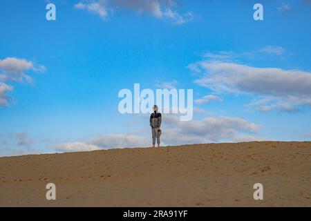 Ein Mann steht auf der Düne von Pilat in Arcachon Bay, der höchsten Sanddüne Europas, Vollmond Stockfoto