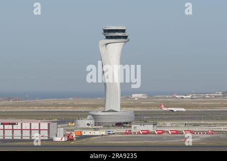 ISTANBUL, TURKIYE - 17. SEPTEMBER 2022: Flugverkehrskontrollturm des Flughafens Istanbul Stockfoto