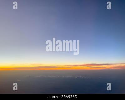 Hintergrund der Stratosphäre bei Sonnenuntergang, vom Flugzeug aus abgebildet. Stockfoto
