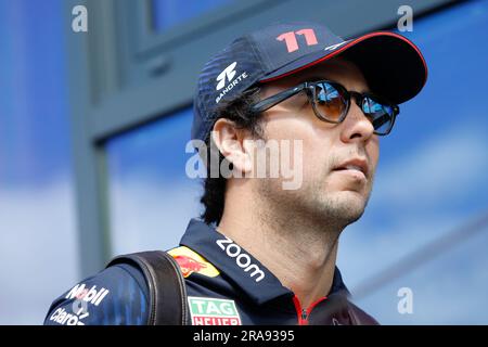 Spielberg, Österreich. Juli 2023. Formel 1 großer Preis von Rolex Austrian auf dem Red Bull Ring, Österreich. Im Bild: Sergio Perez (MEX) von Oracle Red Bull Racing im Fahrerlager © Piotr Zajac/Alamy Live News Stockfoto