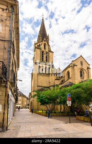 Die Kirche Saint-Martin de Brive ist eine ehemalige Kollegialkirche in Brive-la-Gaillarde in Corrèze, Place Charles de Gaulle. Frankreich. Stockfoto