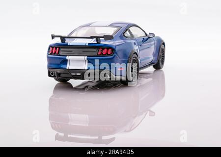 Fast&Furious Ford Mustang GT 1:43, Rückansicht, weißer Hintergrund mit Reflexion Stockfoto
