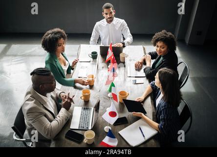 Verschiedene Geschäftsleute Und Geschäftsfrauen Veranstalten Ein Corporate Meeting In Modern Office Stockfoto