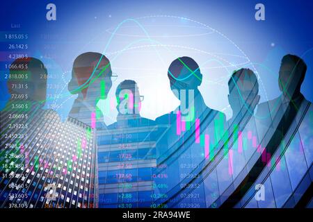 Mehrfachbelichtung mit Silhouetten von Geschäftsleuten, Diagrammen, Daten und Gebäuden Stockfoto