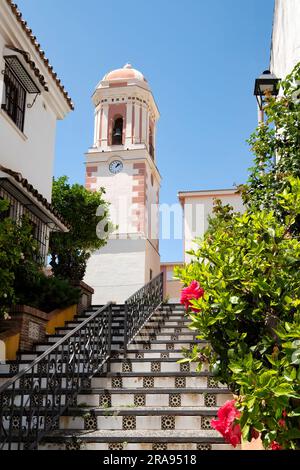 Blick auf den Uhrenturm der Stadt in der Altstadt von Estepona, Spanien. Lokal bekannt als La Torre Del Reloj auf der Plaza de la Reloj Stockfoto