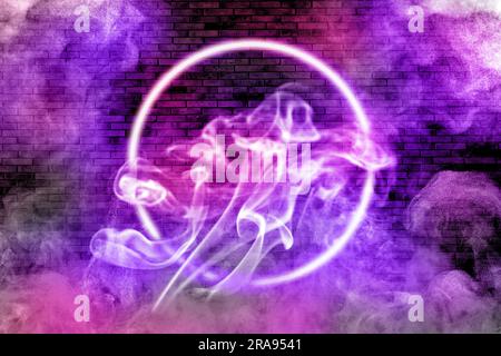 Neonrahmen in Rauch an der Ziegelwand Stockfoto