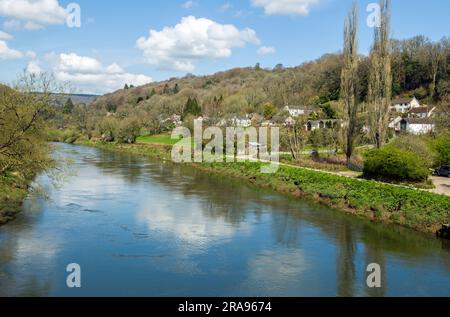 Von der Brockweir Bridge aus können Sie den Fluss Wye oder Afon GwY besteigen und von der walisischen Seite aus den Verkehr und die Menschen nach Brockweir in Gloucestershire England bringen Stockfoto