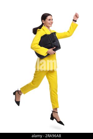 Wunderschöne Geschäftsfrau in gelbem Anzug mit Aktentasche auf weißem Hintergrund Stockfoto