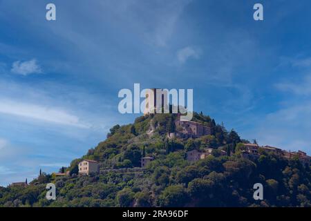 Majestätische Zitadelle von Rocca di Tentennano inmitten der malerischen Schönheit der Toskana Stockfoto