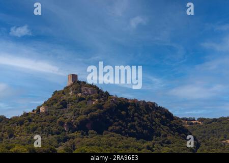 Panoramablick auf Rocca di Tentennano, ein Symbol mittelalterlicher Geschichte und Architektur Stockfoto