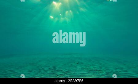 Niedriger Winkel Weitwinkel Sonneneinstrahlung durchdringt die Wasseroberfläche am Morgen erzeugt Unterwasserlicht einen wunderschönen Schleier, der aus Sonnenlicht im besteht Stockfoto