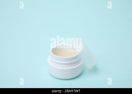 Glas Vaseline auf hellblauem Hintergrund Stockfoto