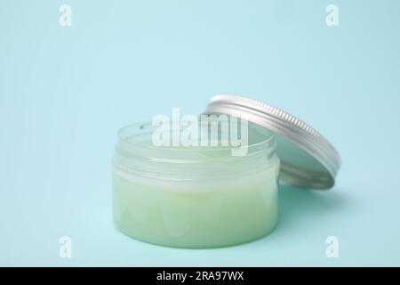 Glas Vaseline auf hellblauem Hintergrund Stockfoto