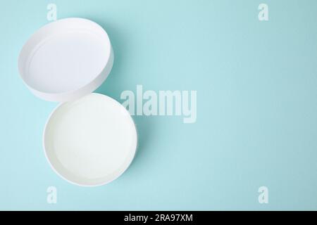 Glas Vaseline auf hellblauem Hintergrund, Draufsicht. Platz für Text Stockfoto