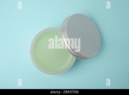 Glas Vaseline auf hellblauem Hintergrund, Draufsicht Stockfoto