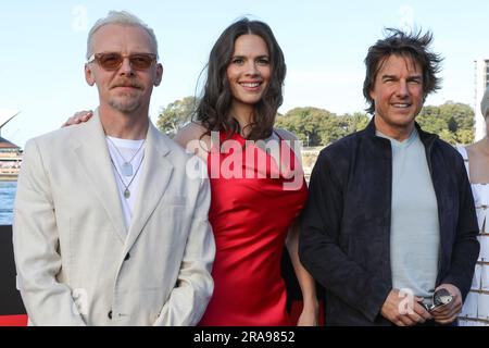 2. Juli 2023: SIMON PEGG, HAYLEY ATWELL und TOM WÄHREND der „Mission: Impossible - Dead Reckoning Part One“ Fotoanrufe am Circular Quay am 02. Juli 2023 in Sydney, NSW, Australien (Kreditbild: © Christopher Khoury/Australian Press Agency via ZUMA Wire) NUR REDAKTIONELLE VERWENDUNG! Nicht für den kommerziellen GEBRAUCH! Stockfoto