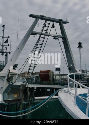 Fischerboote und Garnelenboote im alten Fischereihafen. Stockfoto