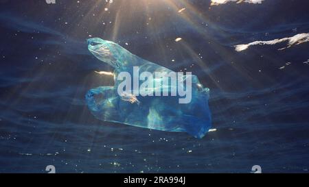 17. Juni 2023, Rotes Meer, Ägypten: Blauer Einweg-Plastikbeutel schwimmt unter der Oberfläche in blauem Wasser bei Sonneneinstrahlung. In das Meer geworfene Plastiktüte treibt unter der Oberfläche von blauem Wasser im Morgensonnenlicht, Rotes Meer, Ägypten (Kreditbild: © Andrey Nekrasov/ZUMA Press Wire) NUR REDAKTIONELLE VERWENDUNG! Nicht für den kommerziellen GEBRAUCH! Stockfoto