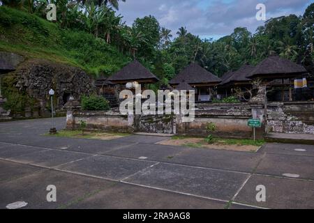 Goa Gajah oder Elefantenhöhle befindet sich auf der Insel Bali in der Nähe von Ubud, Bali Indonesien. Erbaut im 9. Jahrhundert, diente es als Heiligtum. Stockfoto