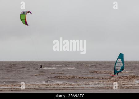 Windsurfer und Kitesurfer im Bristol Channel, Weston Super Mare Stockfoto