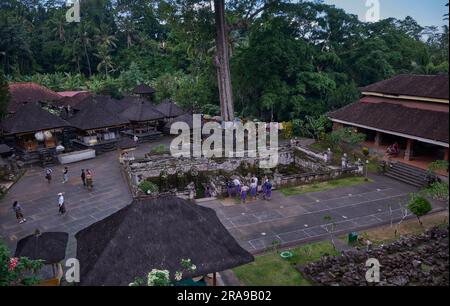 Goa Gajah oder Elefantenhöhle befindet sich auf der Insel Bali in der Nähe von Ubud, Bali Indonesien. Erbaut im 9. Jahrhundert, diente es als Heiligtum. Stockfoto